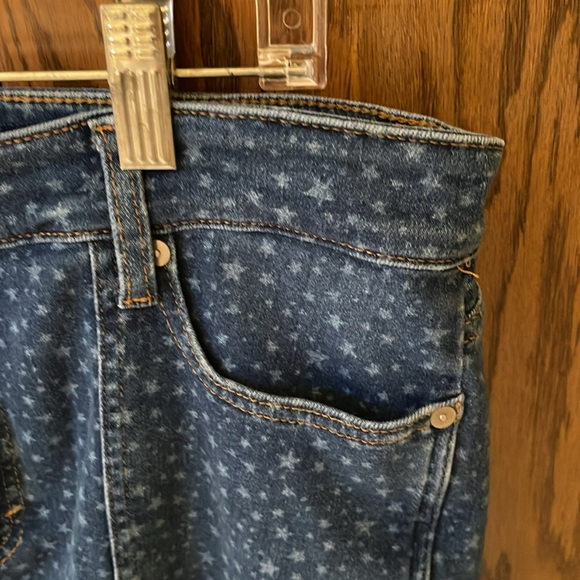 Vineyard Vines High Rise Crop Jamie Jeans with Stars Print - Picture 3 of 11